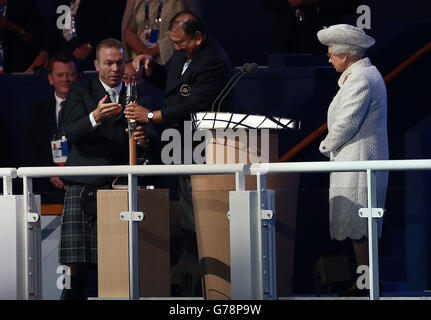 Sir Chris Hoy hilft dem Präsidenten der Commonwealth Games Federation, Prince Tunku Imran, das Queens Baton während der Eröffnungszeremonie der Commonwealth Games 2014 im Celtic Park, Glasgow, zu eröffnen. Stockfoto