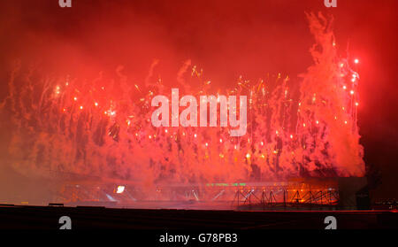 Während der Eröffnungszeremonie der Commonwealth Games 2014 erleuchtet ein Feuerwerk den Himmel über dem Celtic Park, vom Sir Chris Hoy Velodrome Dach aus gesehen. Stockfoto