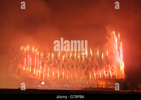 Feuerwerke erleuchten den Himmel über dem Celtic Park während der Eröffnungszeremonie der Commonwealth Games 2014, vom Sir Chris Hoy Velodrome Dach aus gesehen, in Glasgow. Stockfoto