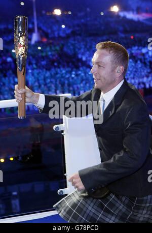 Sir Chris Hoy mit dem Queen's Baton bei der Eröffnungszeremonie der Commonwealth Games Glasgow 2014 im Celtic Park in Glasgow, Schottland. Stockfoto