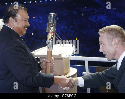 Sir Chris Hoy übergibt das Queen's Baton an den Präsidenten der Commonwealth Games Federation Prince Imran bei der Eröffnungszeremonie der Glasgow 2014 Commonwealth Games im Celtic Park in Glasgow, Schottland. Stockfoto