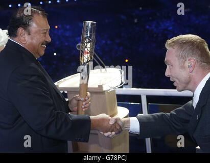 Sir Chris Hoy übergibt das Queen's Baton an den Präsidenten der Commonwealth Games Federation Prince Imran bei der Eröffnungszeremonie der Glasgow 2014 Commonwealth Games im Celtic Park in Glasgow, Schottland. Stockfoto