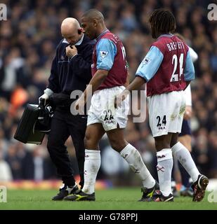 Les Ferdinand von West Ham United wird nach einem Zusammenstoß der Köpfe während des FA Barclaycard Premiership-Spiels im Upton Park, Ost-London, abgecheckt. West Ham schlägt Spurs 2:0. Stockfoto