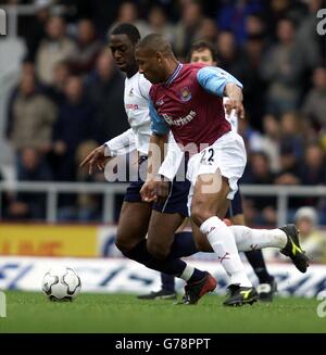 West Ham United's Les Ferdinand und Tottenham Hotspur's Ledley King, während des FA Barclaycard Premiership Spiels im Upton Park, East London. West Ham Beat Spurs 2-0. Stockfoto