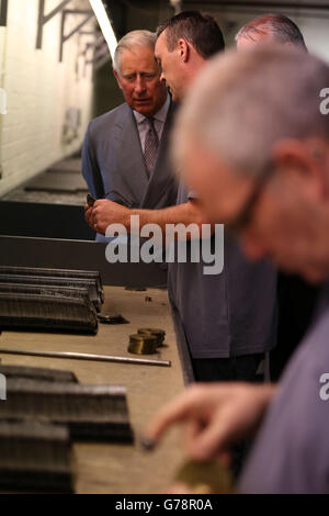 Der Herzog von Rothesay bei einem Besuch der Baumwollweber Morton Young und Borland in Newmilns, Ayrshire, während der Prinz von Wales und die Herzogin von Cornwall ihren jährlichen Sommerbesuch in Schottland fortsetzen. Stockfoto