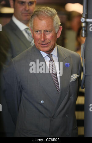 Der Herzog von Rothesay bei einem Besuch der Baumwollweber Morton Young und Borland in Newmilns, Ayrshire, während der Prinz von Wales und die Herzogin von Cornwall ihren jährlichen Sommerbesuch in Schottland fortsetzen. Stockfoto