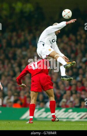 Juan Sebastian Veron von Manchester United (rechts) tritt in die Luft, um den Liverpooler Steven Gerrard beim Worthington Cup-Finale im Millennium Stadium, Cardiff, zu besiegen. Stockfoto