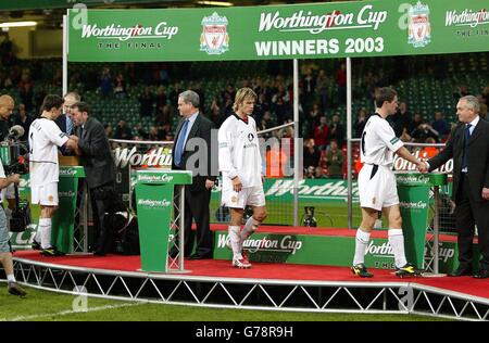 Die Manchester United-Spieler Roy Keane (rechts), David Beckham (Mitte) und Gary Neville laufen dejectedly am Siegerpodest vorbei, nach ihrer Niederlage 2-0 durch Liverpool im Worthington Cup Finale im Millennium Stadium, Cardiff. Stockfoto