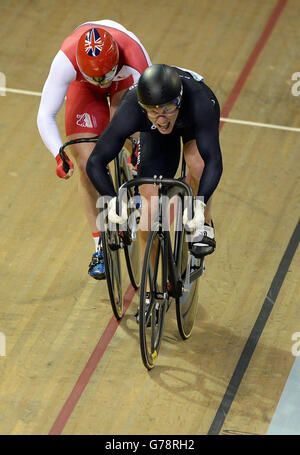 Der Neuseeländer Sam Webster (rechts) schlägt den Engländerinnen Jason Kenny und gewinnt den Einzelsprint der Männer beim Sir Chris Hoy Velodrome während der Commonwealth Games 2014 in Glasgow. Stockfoto