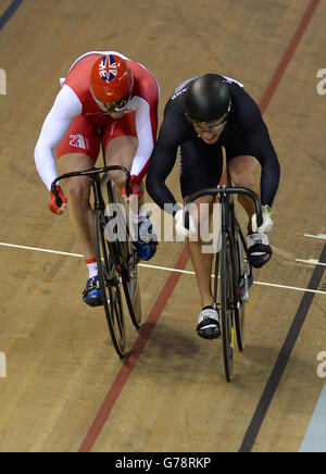 Der englische Jason Kenny (links) und der neuseeländische Sam Webster kommen einander nahe, als Webster den Herrensprint auf dem Sir Chris Hoy Velodrome während der Commonwealth Games 2014 in Glasgow gewinnt. DRÜCKEN SIE VERBANDSFOTO. Bilddatum: Freitag, 25. Juli 2014. Siehe PA Geschichte COMMONWEALTH Cycling Track. Das Foto sollte lauten: John Giles/PA Wire. ABSTZUNGEN: Keine kommerzielle Nutzung. Keine Videoemulation. Stockfoto