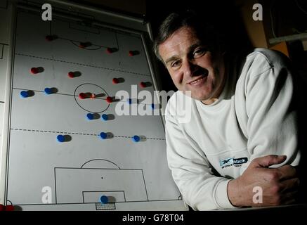 Wolverhampton Wanderers Manager Dave Jones in der Molineux-Garderobe, Wolverhampton, mit seinem Taktiken-Board, bevor er am Sonntag Southampton in der 6. Runde des FA Cup spielte. KEINE INOFFIZIELLE NUTZUNG DER CLUB-WEBSITE. Stockfoto