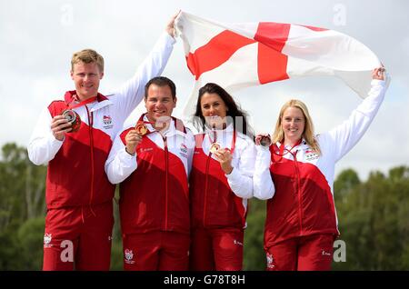 Die Engländerinnen Steven Scott und Charlotte Kerwood (Mitte) feiern ihre individuellen Goldmedaillen mit dem Silbermedaillengewinnerin Matthew French (links) und der Bronzemedaillengewinnerin Rachel Parish (rechts) nach der Doppelfalle für Männer und Frauen im Barry Buddon Shooting Center in Carnoustie während der Commonwealth Games in Glasgow 2014. Stockfoto