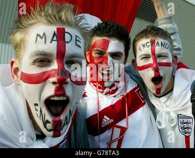 England gegen Türkei Fans.. Vor dem Qualifikationsspiel zur EM 2004 treffen England-Fans vor dem Stadion of Light in Sunderland ein. Stockfoto