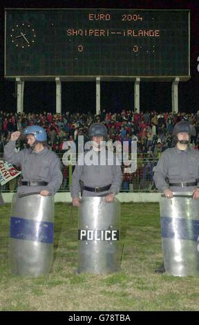 Die Polizei führt im Q Stafa Stadium, Tirana, Albanien, den Perimeter nach Albanien gegen Irland, EM 2004 Qualifier, an. Die Anzeigetafel zeigt die endgültige Punktzahl: 0-0. Stockfoto