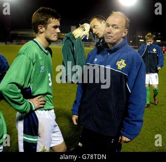 Nordirland-Manager Sammy McIlroy tröstet seine Spieler nach der Niederlage 2-0 gegen Griechenland, während ihrer EM 2004 Qualifikation im Windsor Park Belfast. Stockfoto