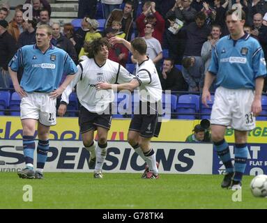 Bolton's Ivan Campo (2. Links) wird von Teamkollege Gudni Bergsson gratuliert, nachdem er beim 2-0-Sieg seiner Mannschaft gegen Manchester City als Richard Dunne (L) und Robbie Fowler Despair der Stadt während ihres FA Barclaycard Premiership-Spiels im Bolton's Reebok Stadium das zweite Tor erzielt hatte. Stockfoto