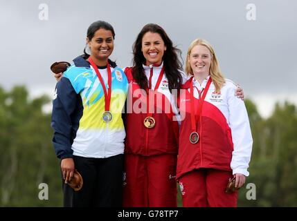 Die Engländerin Charlotte Kerwood (Mitte) mit ihrer Goldmedaille auf dem Podium nach der Double Trap der Frauen, mit der Silbermedaillengewinnerin Shreyasi Singh (links) und der Bronzemedaillengewinnerin Rachel Parish (rechts) im Barry Buddon Shooting Center in Carnoustie während der Commonwealth Games in Glasgow 2014. Stockfoto