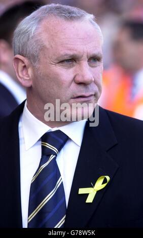 Leeds-Hausmeister Peter Reid schaut während ihres FA Barclaycard Premiership-Matches gegen Charlton Athletic im Charton's The Valley Ground in London auf. Leeds United besiegte Charlton Athletic mit 6:1. 09/05/2003: Leeds United Hausmeister Manager Peter Reid, der als Vollzeit-Manager vorgestellt wird, Freitag, 9. Mai 2003. Reid wurde vor genau sieben Wochen nach der Plünderung von Terry Venables ernannt, und sein Auftrag zu dieser Zeit war einfach, Leeds in der Premier League zu halten. Der 46-Jährige hat dieses Ziel am Sonntag mit einem atemberaubenden Sieg über Arsenal in Highbury im Jahr 3-2 erreicht. Stockfoto