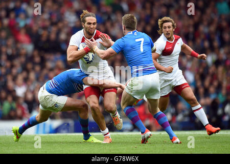 Englands Michael Ellery wird von Schottlands Scott Wight (links) und Stuart Hogg (rechts) während des Rugby Sevens im Ibrox Stadium während der Commonwealth Games 2014 in Glasgow angegangen. Stockfoto