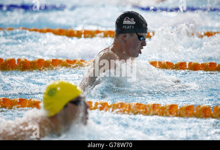 Der englische Adam Peaty ist auf dem Weg zum Sieg im Halbfinale der Männer im 50-m-Breaststroke 2 im Tollcross Swimming Center während der Commonwealth Games 2014 in Glasgow. Stockfoto