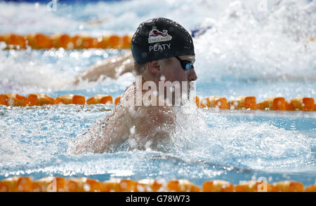 Der englische Adam Peaty ist auf dem Weg zum Sieg im Halbfinale der Männer im 50-m-Breaststroke 2 im Tollcross Swimming Center während der Commonwealth Games 2014 in Glasgow. Stockfoto