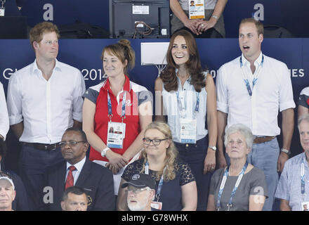 Prinz Harry (links) und der Herzog und die Herzogin von Cambridge (rechts) beim Schwimmen im Tollcross Schwimmzentrum während der Commonwealth Games 2014 in Glasgow. Stockfoto