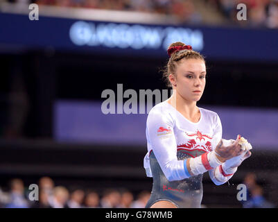 Die Engländerin Hannah Whelan tritt während des Finales des Artistic Gymnastics Women's Team und der Einzelqualifikation im SEE Hydro während der Commonwealth Games 2014 in Glasgow an den unebenen Riegel an. Stockfoto