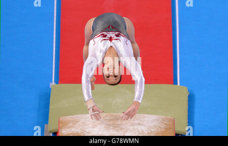 Die Engländerin Hannah Whelan tritt im Gewölbe während des Finales des Artistic Turnen Women's Team und der Einzelqualifikation im SEE Hydro während der Commonwealth Games 2014 in Glasgow an. Stockfoto