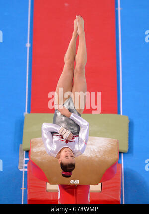 Die Engländerin Hannah Whelan tritt im Gewölbe während des Finales des Artistic Turnen Women's Team und der Einzelqualifikation im SEE Hydro während der Commonwealth Games 2014 in Glasgow an. Stockfoto