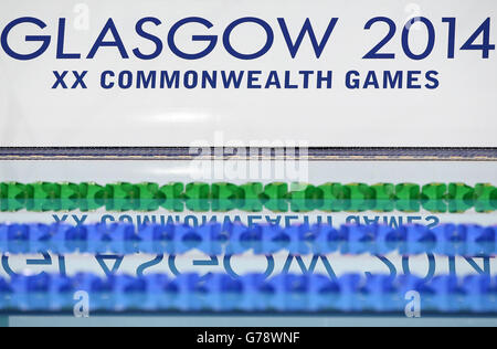 Ein allgemeiner Blick auf Glasgow 2014 Beschilderung Pool-Seite vor dem Schwimmen am Abend Stockfoto