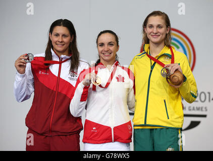 Goldmedaillengewinnerin Audrey Lacroix (Mitte) in Kanada mit Silbermedaillengewinnerin England Aimee Willmott (links) und Bronzemedaillengewinnerin der australischen Maddie Groves (rechts) Während der Zeremonie für die Frauen 200m Schmetterling Stockfoto