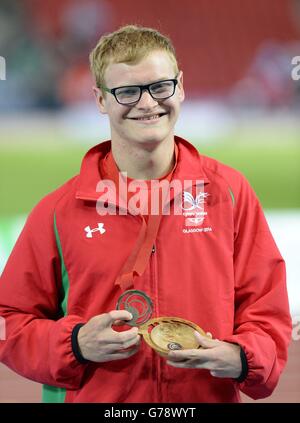 Wales's Rhys Jones mit seiner Bronzemedaille nach dem Men's para-Sport T37 Finale im Hampden Park, während der Commonwealth Games 2014 in Glasgow. Stockfoto