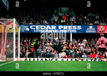 Eyal Berkovic, Southampton schlägt Peter Schmeichel, um zu Punkten Stockfoto