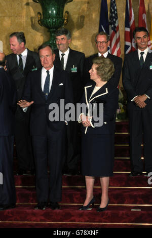 Der amerikanische Präsident George HW Bush spricht mit der britischen Premierministerin Margaret Thatcher während des offiziellen Gruppenfotos eines NATO-Treffens im Lancaster House. Stockfoto
