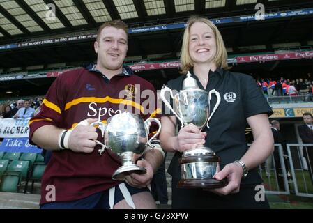 Der Kapitän der University of Wales im Männer-Rugby-Union-Team von Cardiff, Tom Snellgrove (links) und die Hauptperson der Frauen-Mannschaft, Jilly Holroyd, halten ihre Trophäen ab, nachdem sie das Männer- und Frauenfinale der British Universities Rugby Union Championship in Twickenham gewonnen haben. Stockfoto