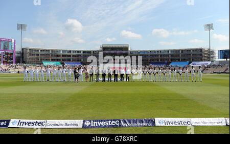 Am dritten Tag des dritten Investec-Testmatches im Ageas Bowl in Southampton stehen sich die Spieler aus England und Indien für eine Schweigeminute an, um den 100. Jahrestag des Ersten Weltkriegs zu feiern. Stockfoto