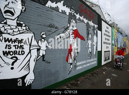 Ein Wandgemälde auf der Falls Road in Belfast, das die „sofortige Austreibung aller israelischen Diplomaten aus Irland“ fordert, wie der neu ernannte Außenminister der Republik Irland, Charlie Flanagan, sagte, dass die irische Regierung sich aktiv mit Israel und Palästina engagiert hat, um die Gewalt in Gaza zu stoppen. Stockfoto