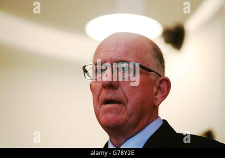 Der Außenminister der Republik Irland, Charlie Flanagan, im Stormont House in Belfast, als die irische Regierung sich aktiv mit Israel und Palästina engagiert, um die Gewalt in Gaza zu stoppen, sagte der Außenminister. Stockfoto
