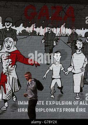 Ein Wandgemälde auf der Falls Road in Belfast, das die „sofortige Austreibung aller israelischen Diplomaten aus Irland“ fordert, wie der neu ernannte Außenminister der Republik Irland, Charlie Flanagan, sagte, dass die irische Regierung sich aktiv mit Israel und Palästina engagiert hat, um die Gewalt in Gaza zu stoppen. Stockfoto