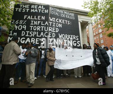 Anti-Mugabe-Demonstranten machen ihren Standpunkt vor dem Start des ersten Tests zwischen England und Simbabwe in Lords, London. 05/06/03 : Menschenrechtsaktivisten sollten vor dem englischen Testspiel gegen Simbabwe demonstrieren, nachdem eine Vereinbarung zur Durchführung eines friedlichen Protestes im Boden zusammenbrach. Gegner des Regimes von Präsident Robert Mugabe behaupteten, dass die britische und walisische Cricket-Direktorium (EZB) den Gastgebern Durham befohlen habe, ein Abkommen zu brechen, das die Demonstration an Schieß los. erlaubte. LUKEOTDI: Anti-Mugabe-Demonstranten machen ihren Standpunkt vor dem Start des ersten Tests zwischen England und Simbabwe bei Stockfoto