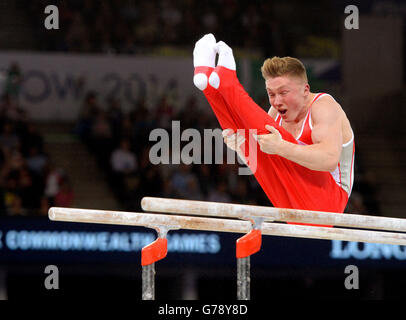 Der englische Nile Wilson tritt während des Men's Artistic Gymnastics All-Around Finales im SSE Hydro während der Commonwealth Games 2014 in Glasgow an den Parallelbarren an. Stockfoto