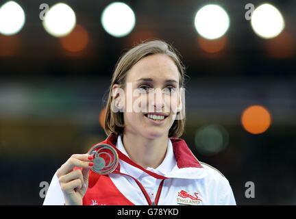 Die Engländerin Laura Weightman mit ihrer Silbermedaille für das 1500-m-Finale der Frauen im Hampden Park während der Commonwealth Games 2014 in Glasgow. Stockfoto