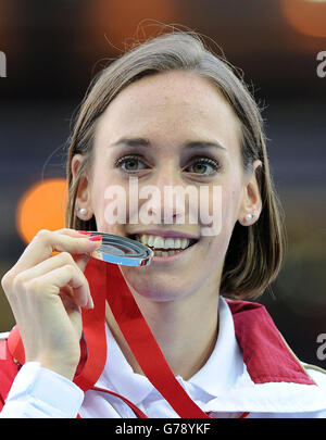 Die Engländerin Laura Weightman mit ihrer Silbermedaille für das 1500-m-Finale der Frauen im Hampden Park während der Commonwealth Games 2014 in Glasgow. Stockfoto