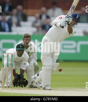 Der englische Schläger Mark Butcher trifft am zweiten Tag des 1. Tests in Lords, London, einen Ball von Simbabwes Raymond Price auf dem Weg zu 137. Stockfoto