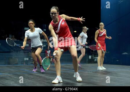 Die Engländerin Laura Massaro (rechts) und Jenny Duncalf (vorne) beim Doppel-Poolmatch ihrer Frauen gegen Trinidad und Tobago's Charlotte Knaggs und Kerrie Sample auf dem Scotstoun Sports Campus, während der Commonwealth Games 2014 in Glasgow. Stockfoto