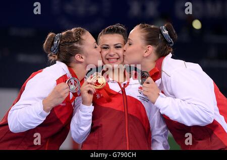 Die Engländerin Claudia Fragapane (Goldmedaille) wird von den Landsleuten Ruby Harrold (Silbermedaille) und Hannah Whelan (Bronzemedaille) nach dem Women's Individual All-Around Final beim SSE Hydro während der Commonwealth Games 2014 in Glasgow geküsst. Stockfoto