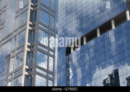 Zwei Gebäude am Fluss Chicago in Chicago, IL, USA Stockfoto