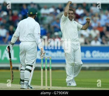 Der englische Debütant Richard Johnson (rechts) feiert sein fünftes Wicket, nachdem er am zweiten Spieltag im zweiten Npower-Testspiel zwischen England und Simbabwe am Flussufer in Chester Le Street, County Durham, den Kapitän Heath Streak lbw für 4 Läufe in Simbabwe einfangen hatte. Stockfoto