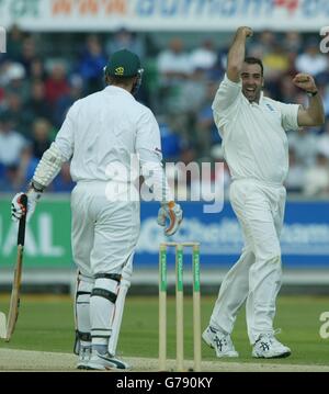 Der englische Debütant Richard Johnson (rechts) feiert sein fünftes Wicket, nachdem er am zweiten Spieltag im zweiten Npower-Testspiel zwischen England und Simbabwe am Flussufer in Chester Le Street, County Durham, den Kapitän Heath Streak lbw für 4 Läufe in Simbabwe einfangen hatte. Stockfoto