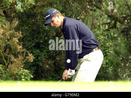 Englands Justin Rose fällt zwei Schüsse, nachdem er im 8. Während der British Masters am Waldrand in Arden gelandet ist. Stockfoto